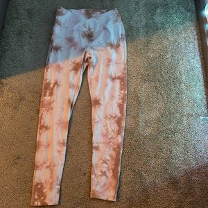 V crossed leggings!